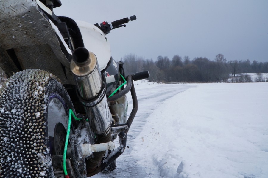 Pneu neige moto : comment bien choisir vos équipements ?
