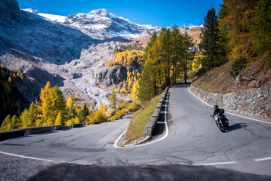 Quelles sont les meilleures routes pour atteindre le col du Stelvio à moto ?