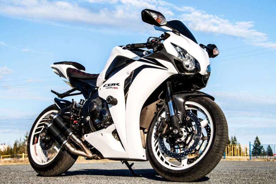 Quelles sont les principales caractéristiques d'une moto 1000rr ?