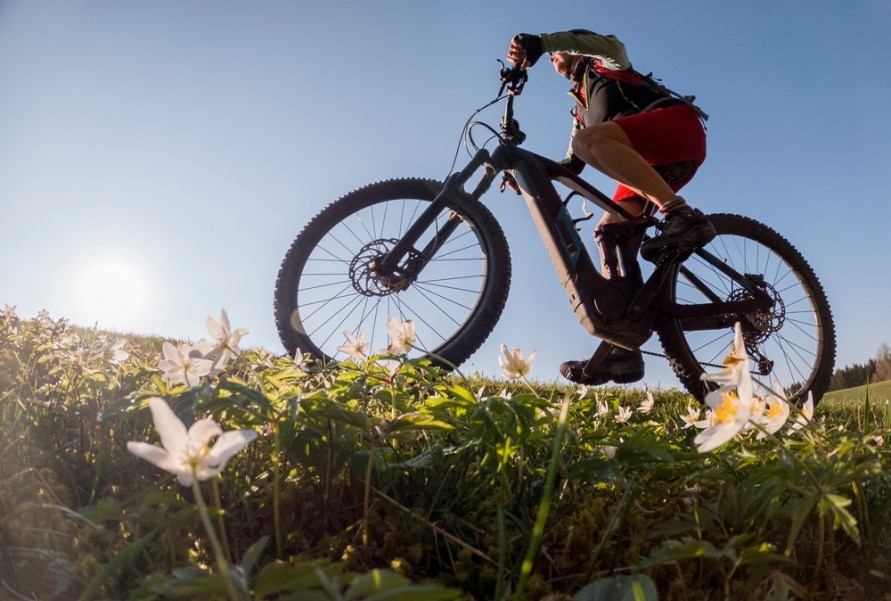 Comment choisir le bon modèle de vélo électrique tout-terrain pour la pratique du cross ?