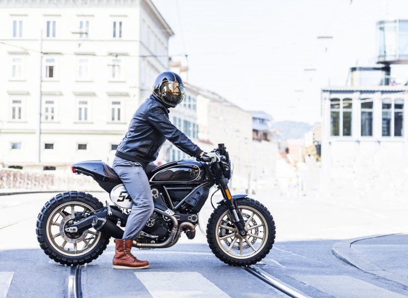 Comment transformer une moto en café racer ?