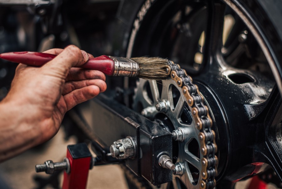 Graisse chaîne moto : les étapes à suivre pour graisser la chaîne