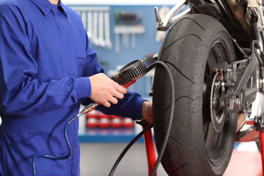 Pression des pneus moto : comment la vérifier ?