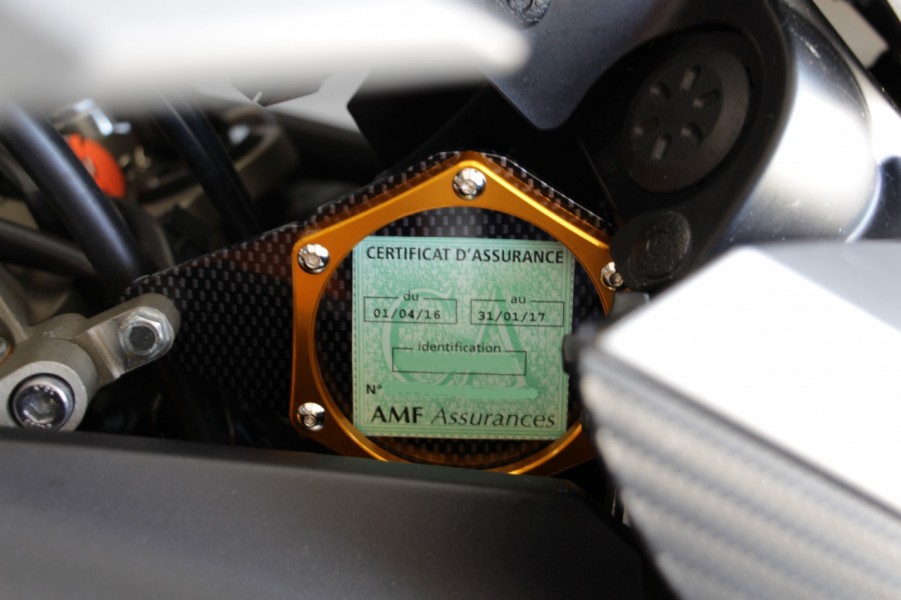 Où coller son certificat d'assurance sur sa moto ?