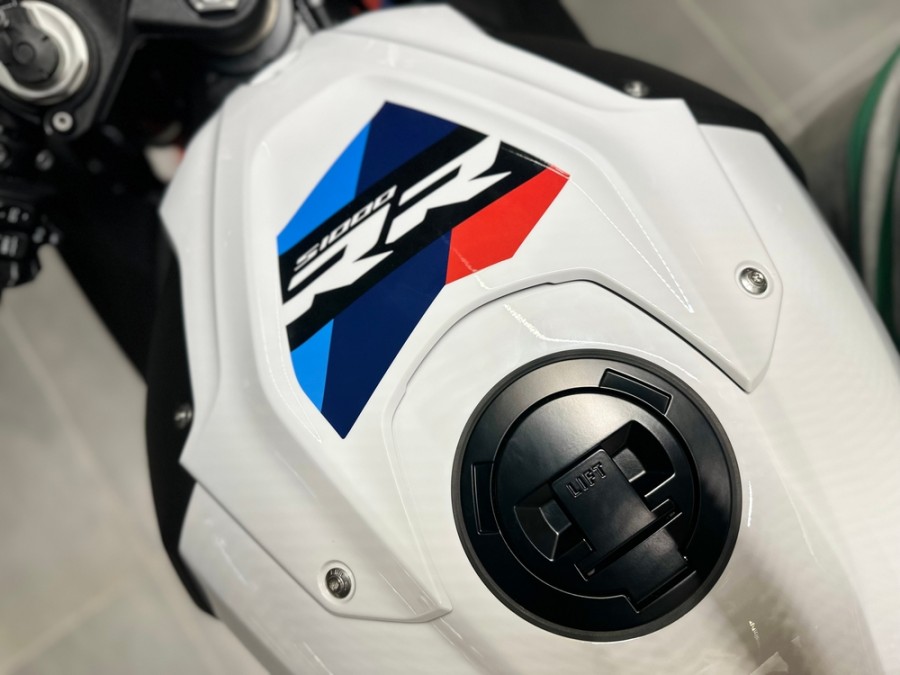 Pourquoi choisir la BMW S 1000 RR comme moto sportive ?