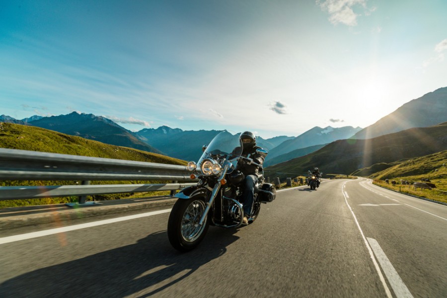 Découvrez la Route des Grandes Alpes en Moto: Le Guide Complet