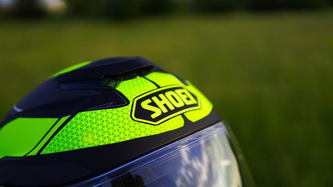 Stickers pour casque de moto : une obligation légale ?