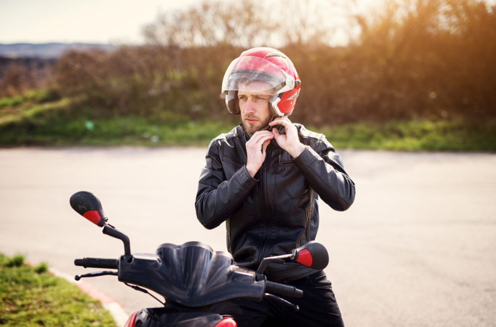 un_casque_moto_style_rouge